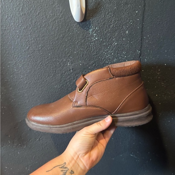 Men's Totes Brown Leather Chukka Boots with Strap - Picture 3 of 8